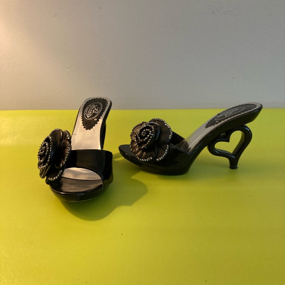 Bolaro black slides